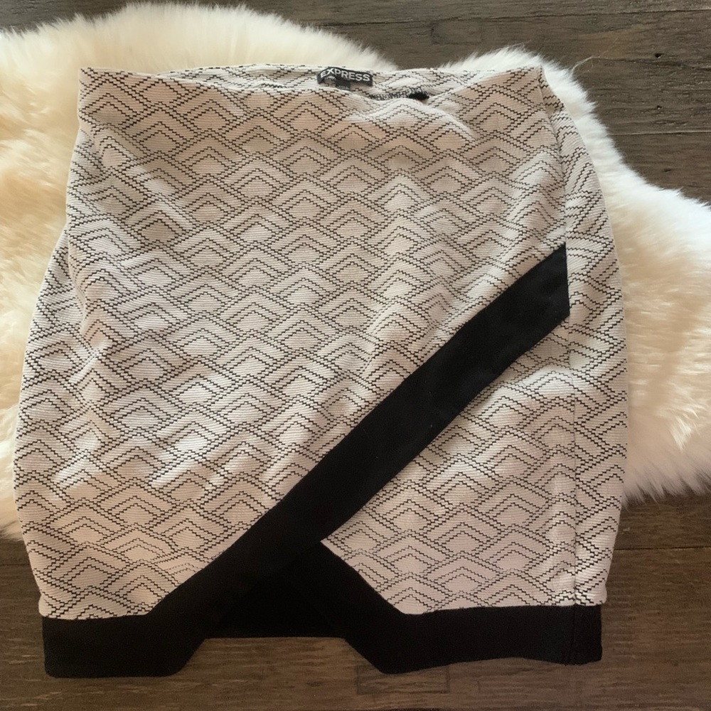 Express Black & White Mid-Thigh Skirt